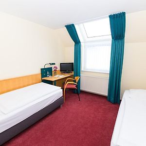 Zimmer mit zwei Einzelbetten